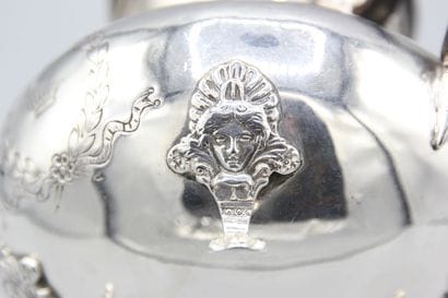 Théière en argent de style Empire reposant...
