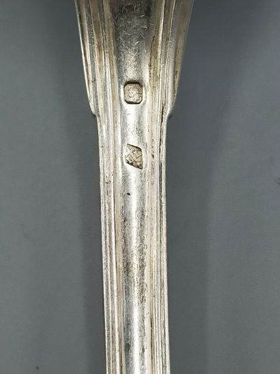 12 couverts en argent, modèle filet-contour....