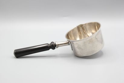 Petite casserole en argent, manche en bois...