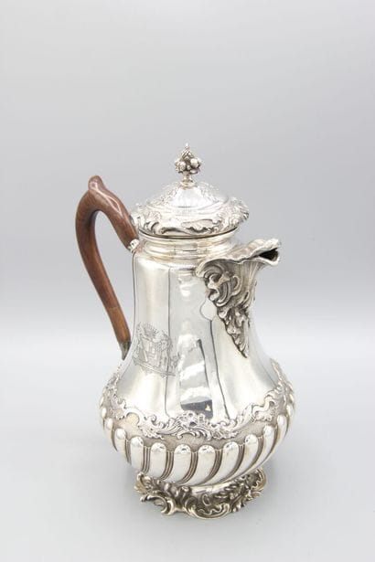 Cafetière en argent
Décor de rocailles, rinceaux,...
