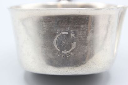 Petite casserole en argent, manche en bois...