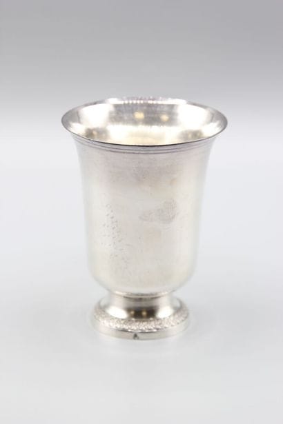 Timbale tulipe sur piédouche en argent.
Piédouche...