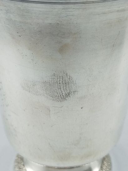 Timbale tulipe sur piédouche en argent.
Piédouche...