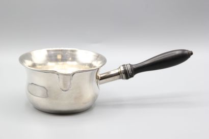 Casserole en argent. 
Manche en bois noirci...