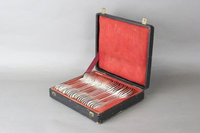 12 couverts en argent, modèle filet-contour....