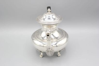 Théière en argent de style Empire reposant...