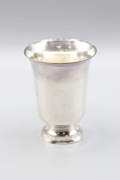 Timbale tulipe sur piédouche en argent.
Piédouche...