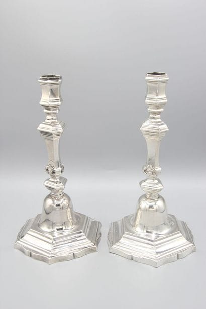 CONDOM vers 1750.
Rare paire de flambeaux...
