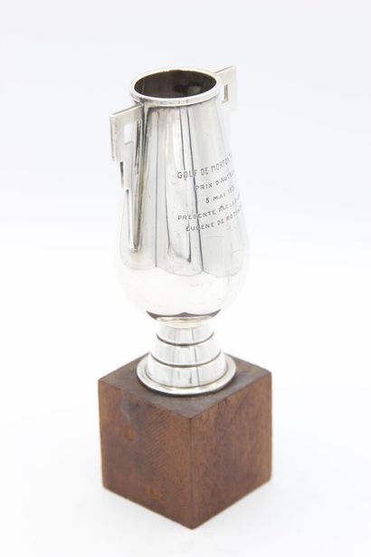 Silver golf cup.
Stylized handle.
It is inscribed...