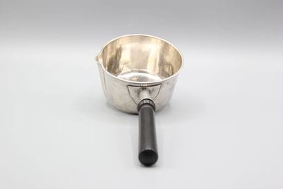Petite casserole en argent, manche en bois...