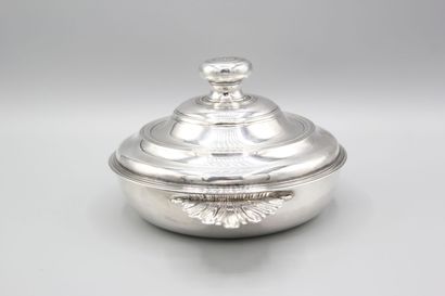 BESANÇON 1745.
Écuelle couvercle en argent...