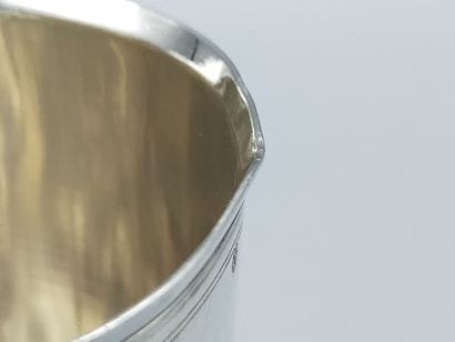 Timbale en argent à fond plat. Le col souligné...