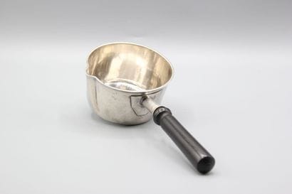 Petite casserole en argent, manche en bois...