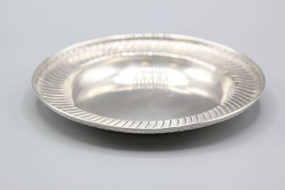 Assiette à bouillie en argent présentée dans...