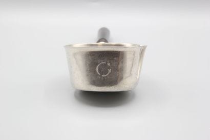 Petite casserole en argent, manche en bois...