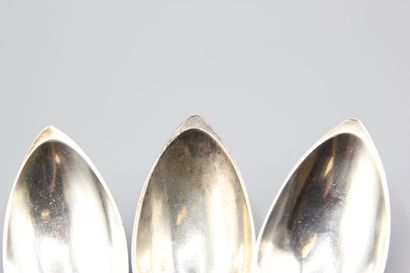 6 silver dessert spoons, filets-contour model.
Spoons...