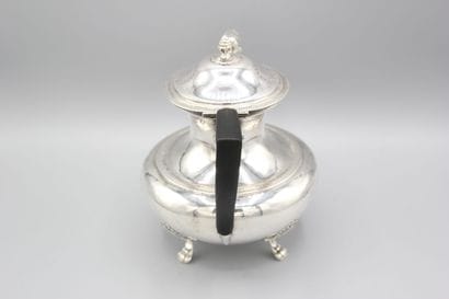 Théière en argent de style Empire reposant...