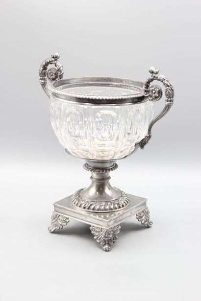 Drageoir silver mounting, crystal body.
Pose...