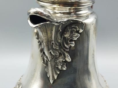 Cafetière en argent
Décor de rocailles, rinceaux,...
