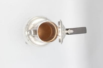 Cafetière en argent.
Pose sur 4 pieds griffes...