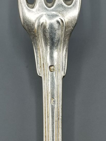 12 couverts en argent, modèle filet-contour....