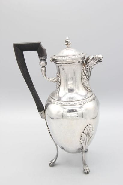 Cafetière en argent.
Pose sur 4 pieds griffes...
