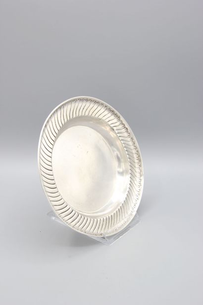 Assiette à bouillie en argent présentée dans...