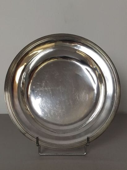 Plat en argent de forme circulaire et creux...