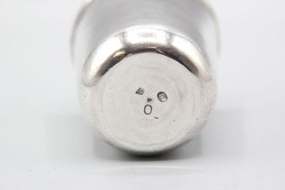 Curon en argent.
Col souligné de filets.
Poinçon...