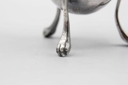 Cafetière en argent.
Pose sur 4 pieds griffes...
