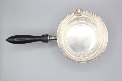 Casserole en argent. 
Manche en bois noirci...