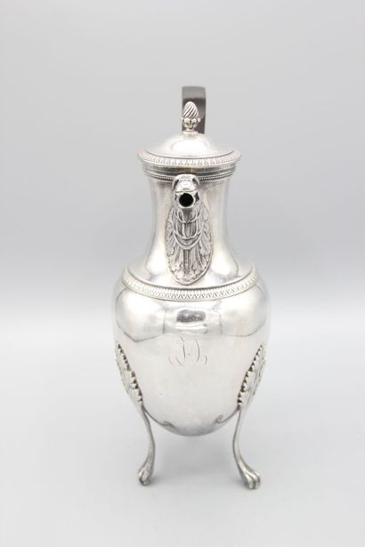 Cafetière en argent.
Pose sur 4 pieds griffes...