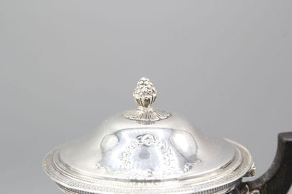 Théière en argent de style Empire reposant...