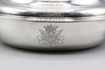 BESANÇON 1745.
Écuelle couvercle en argent...