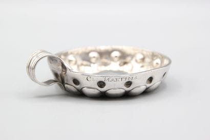 PARIS 1770.
Taste-vin en argent du XVIIIème...