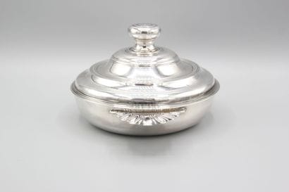 BESANÇON 1745.
Écuelle couvercle en argent...