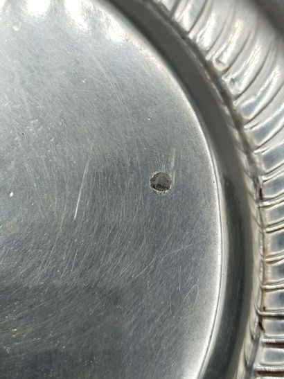Assiette à bouillie en argent présentée dans...