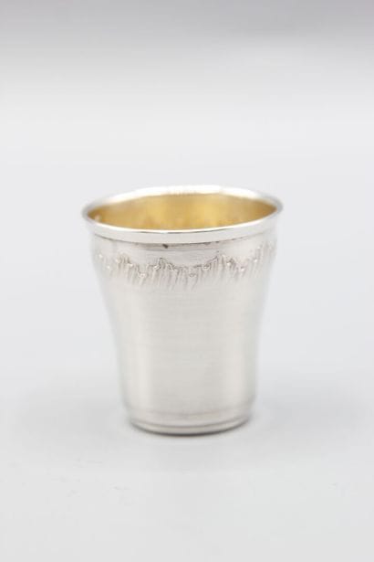 Silver liquor service composed of 12 curved...