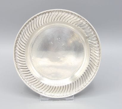 Assiette à bouillie en argent présentée dans...
