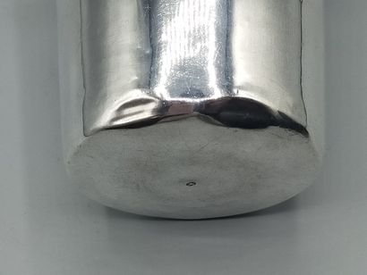 Timbale droite en argent.
Col souligné de...