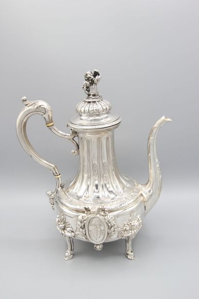 Grande verseuse/cafetière en argent reposant...