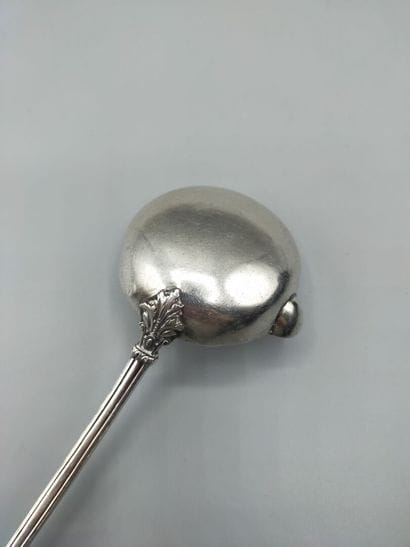 Longue louche à punch/sangria en argent.
Poinçon...