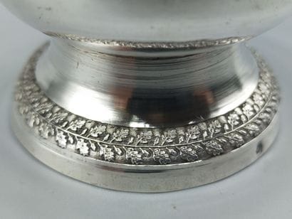 Timbale tulipe sur piédouche en argent.
Piédouche...