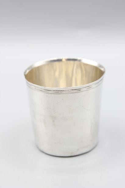 Timbale en argent à fond plat. Le col souligné...