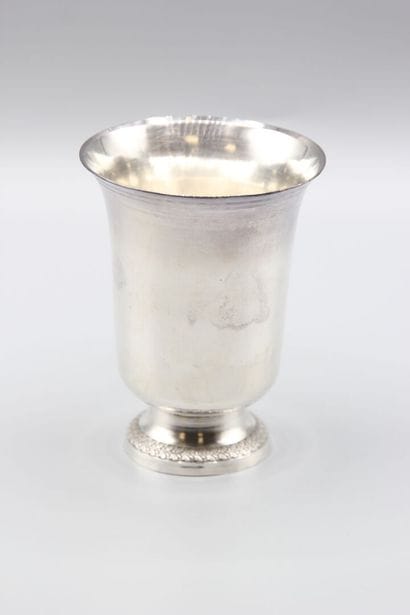 Timbale tulipe sur piédouche en argent.
Piédouche...