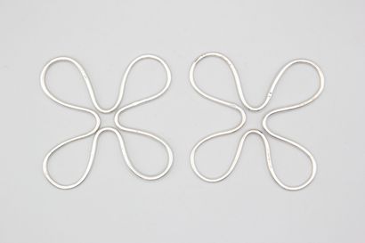 Pair of trivets. Silver bottle of form quarte-feuilles....