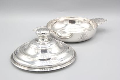 BESANÇON 1745.
Écuelle couvercle en argent...