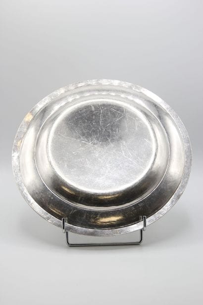 PARIS 1789 
Plat rond en argent bordé de...