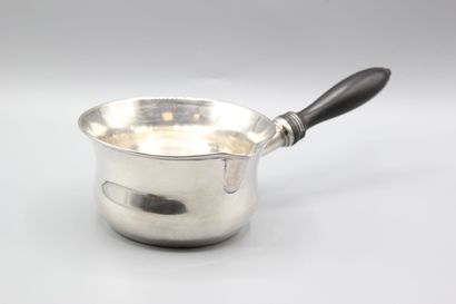 Casserole en argent. 
Manche en bois noirci...