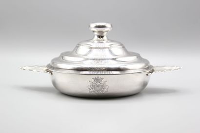 BESANÇON 1745.
Écuelle couvercle en argent...